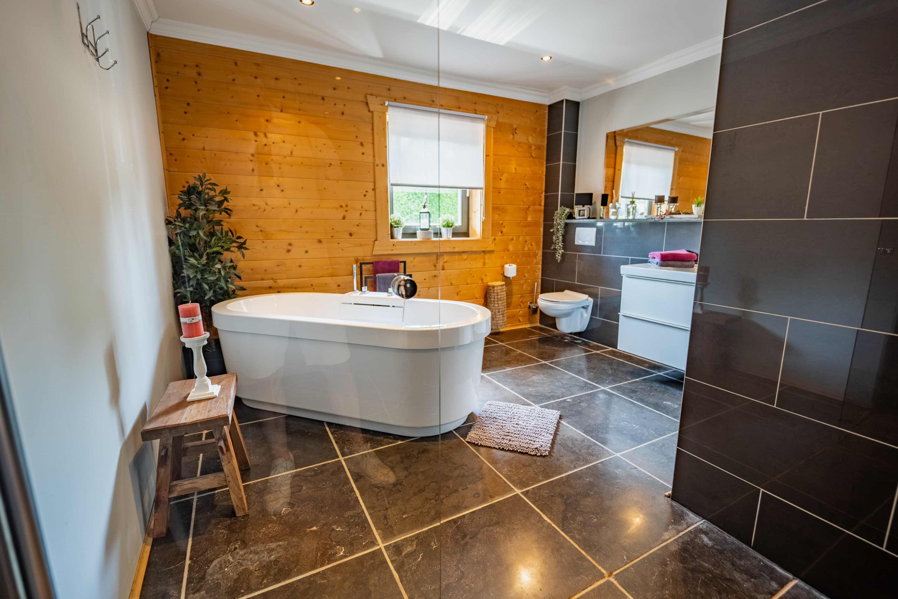 Modernes Bad mit freistehender Wanne im Ferienhaus Gaby