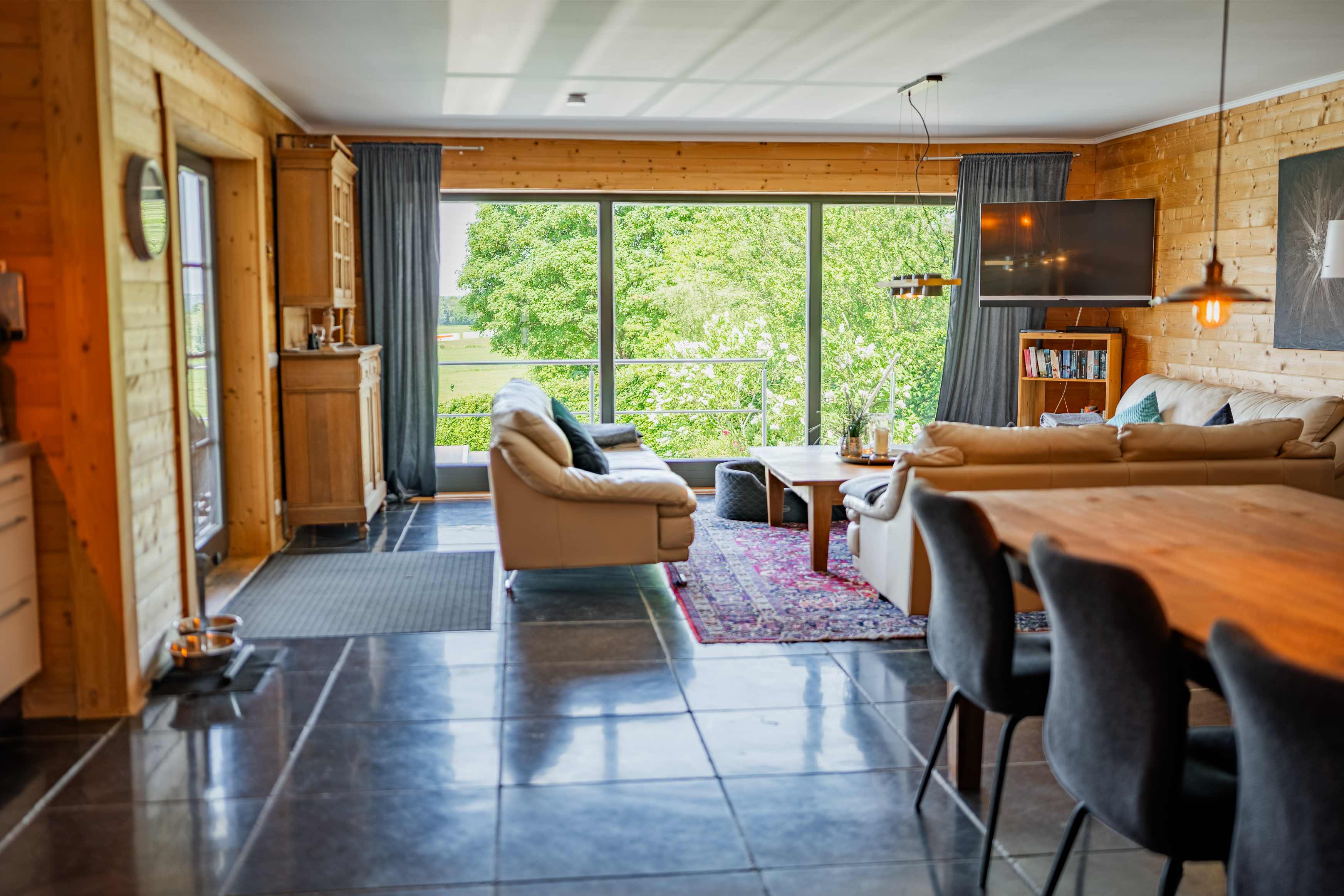 Offener Wohnbereich mit Esstisch und Panoramafenster im Ferienhaus Gaby, Kalterherberg