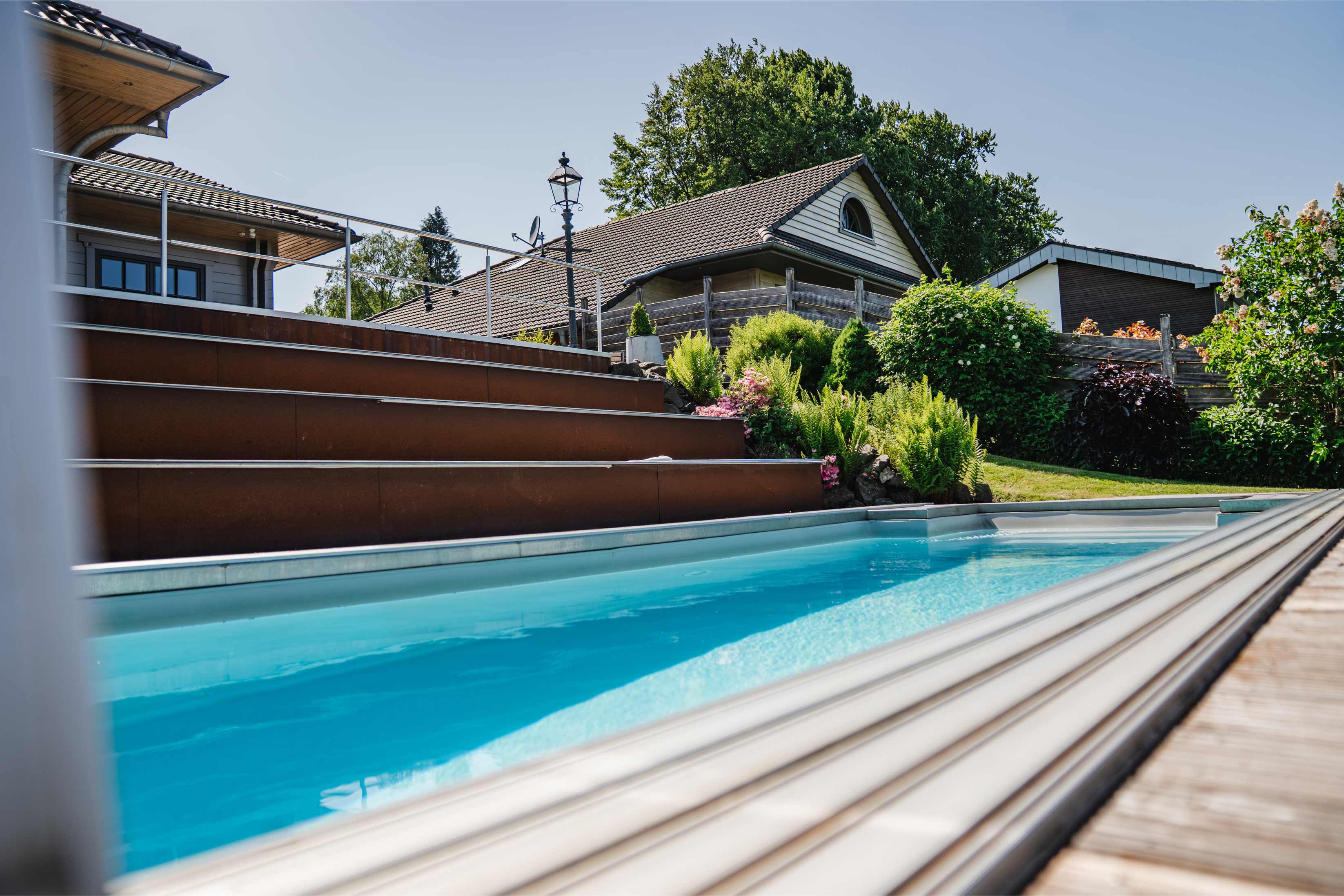 Detail des beheizten Pools mit Holzterrasse