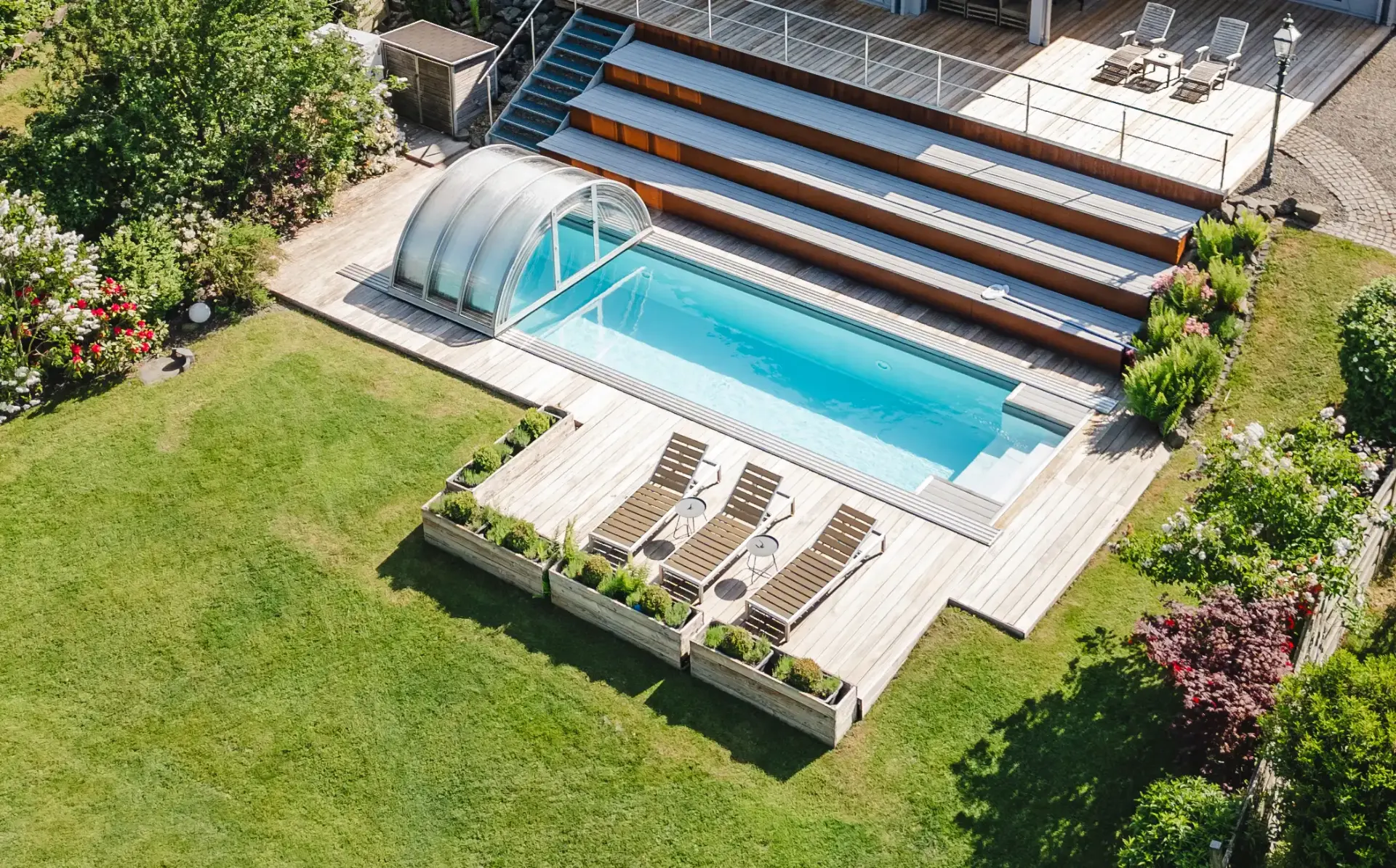 Beheizter Pool mit Liegen im Vordergrund im Garten des Ferienhauses Gaby bei Monschau