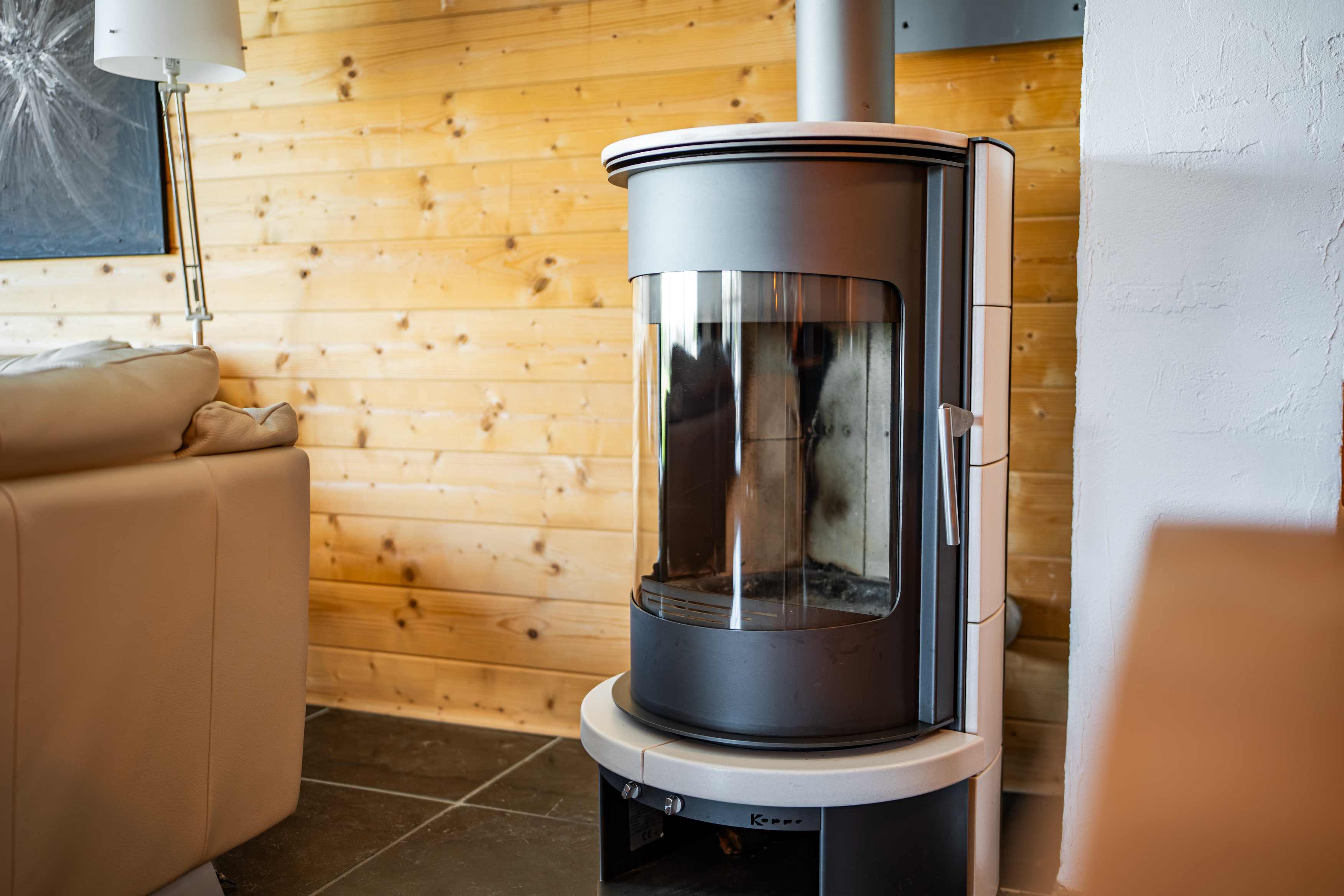 Kaminofen im Wohnzimmer des Ferienhauses in der Eifel