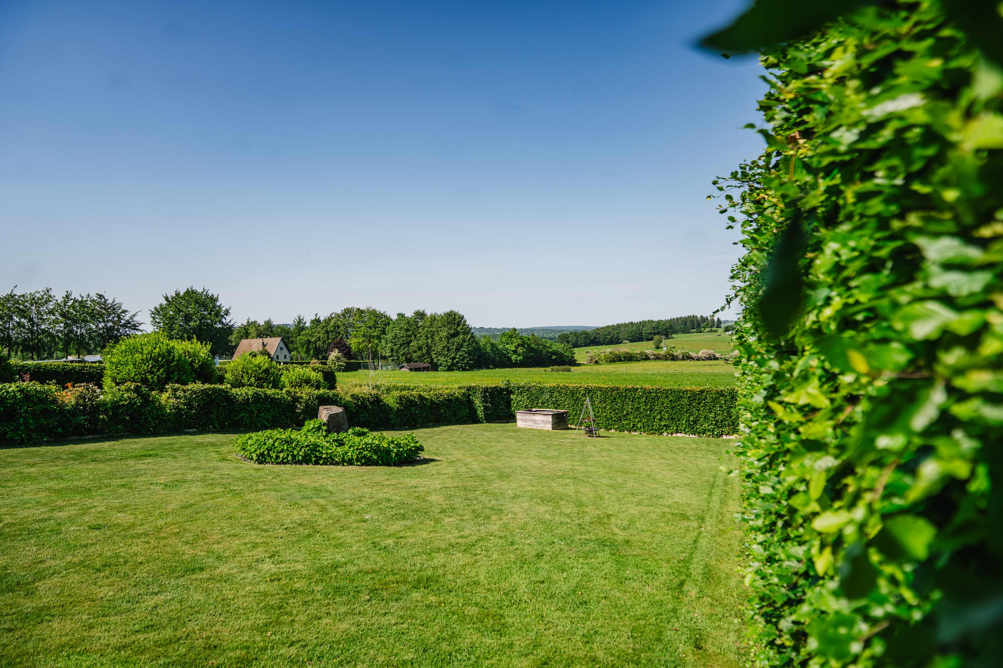 Blick über die weiten Wiesen und Wälder der Nordeifel vom Ferienhaus Gaby aus