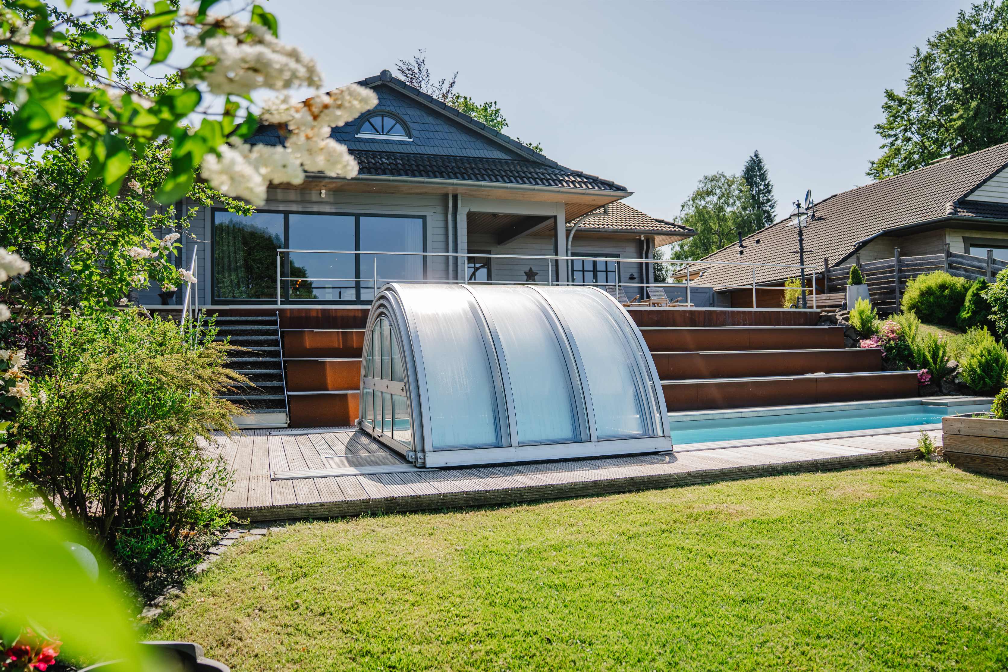 Blick vom Garten auf das Ferienhaus Gaby am Waldrand