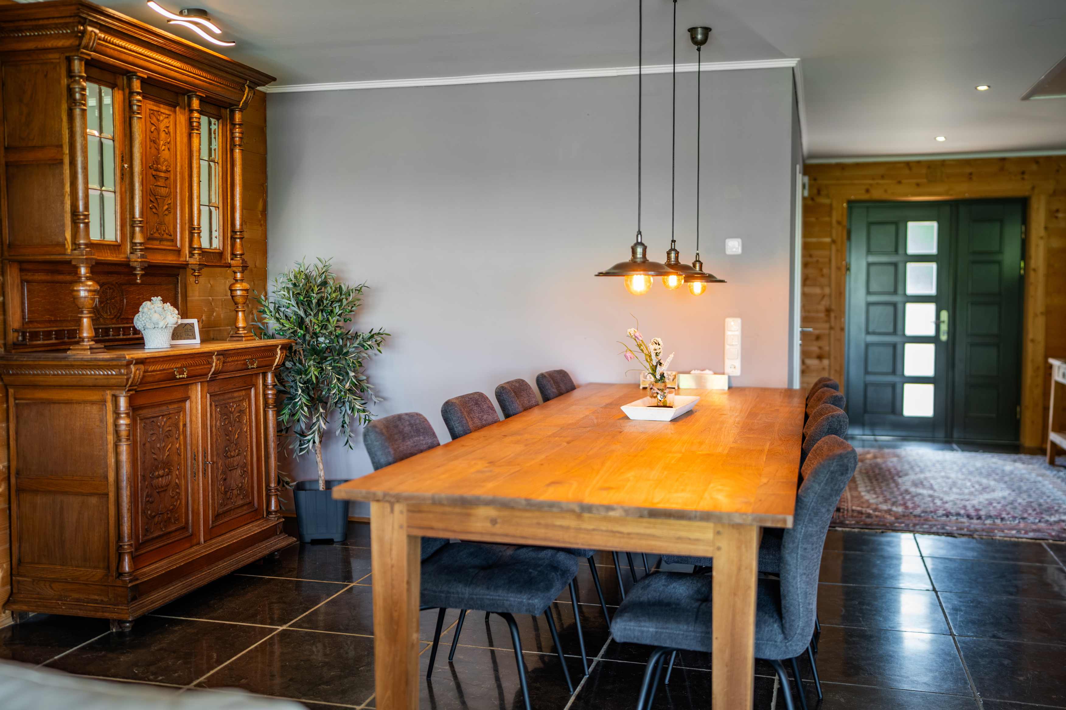 Großer Esstisch aus Massivholz im Ferienhaus Kalterherberg