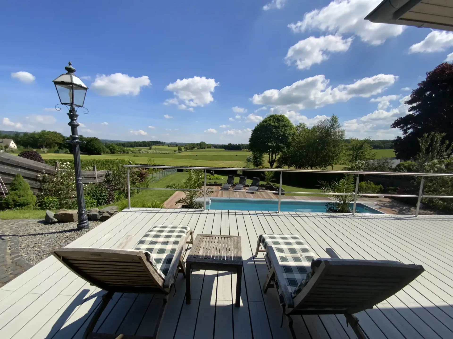 Sonnenterrasse mit beheiztem Pool und weitem Blick über die Eifel-Landschaft